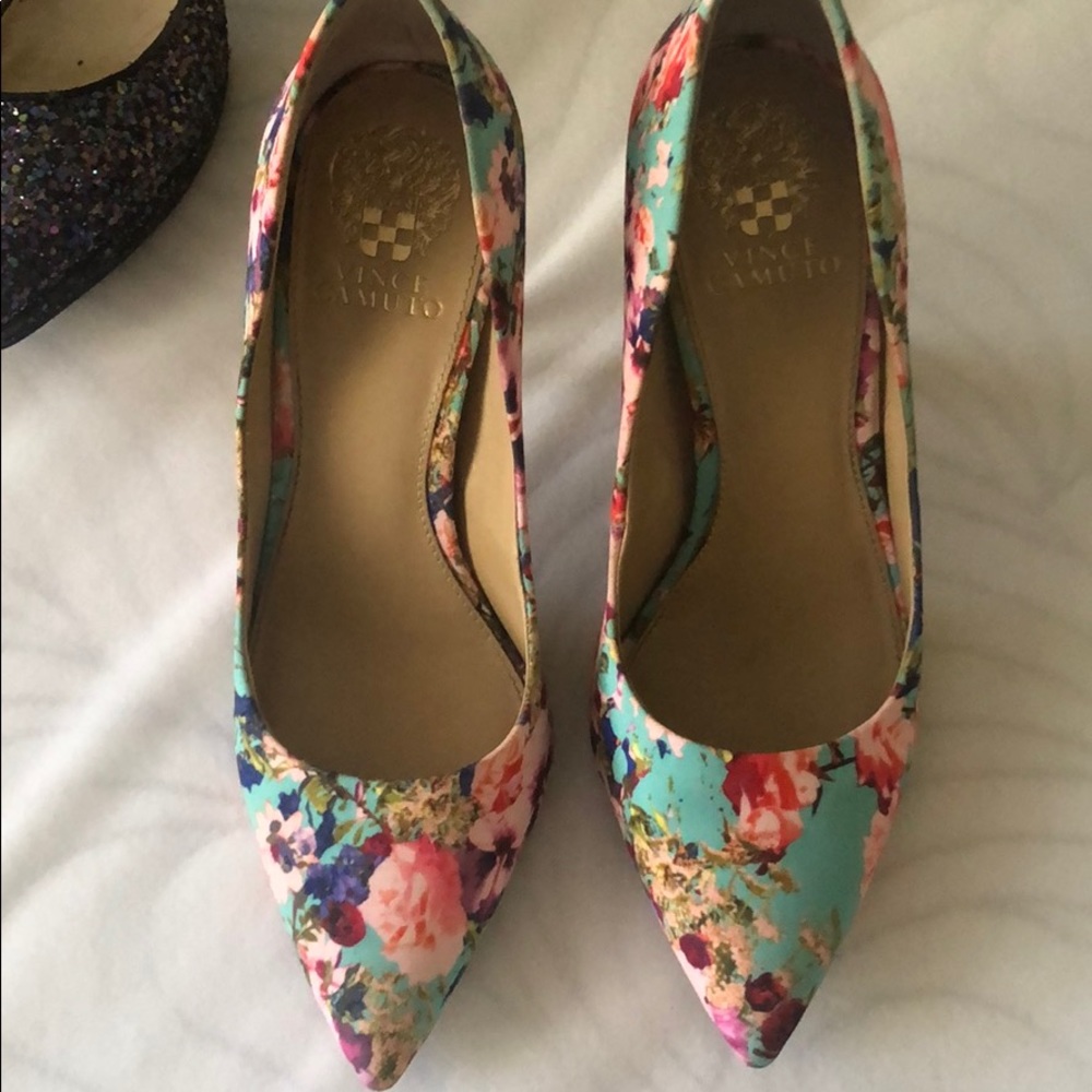 Vince Camuto Floral Pump